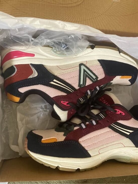 Vionic Shoes - Vionic 23Walk 2.0 Sneaker women’s size 7W. NIB